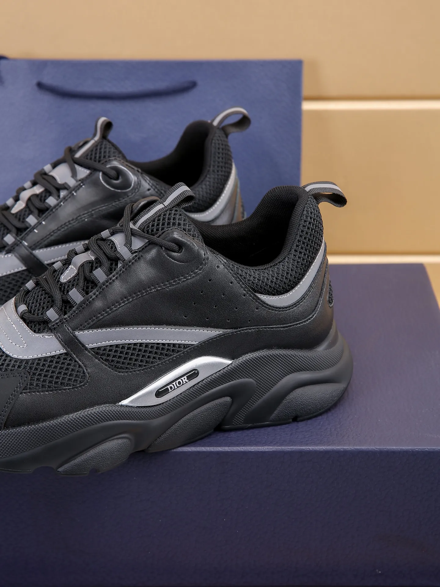 Factory price: 460💰Dior’s top version of D’s b22 men’s sports shoes. Inspired by retro running styles, the chunky low-top silhouette features gray calf leather and blue and white mesh fabric uppers, atop a black, white and blue engraved rubber sole. Nylon ribbon accents the blue mesh tongue and heel counter, and a "dio~" logo appears on the side. Pair it with a suit for a striking contrast and add a sportswear-chic edge to your look. The thick sole can be about 4cm~ Size: 38-45, [46, 47 customized]